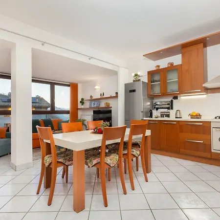 Favoloso Con Terrazzo Wi-fi Netlix 4 Ospiti Comodi 3 Minuti Dalle Piste -davvero Comodo Aprica